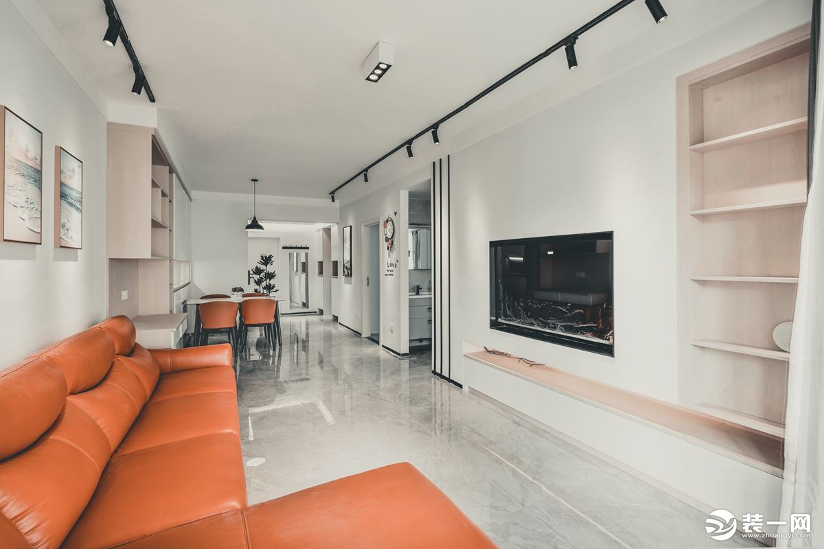  客厅这张高饱和度的橙色真皮沙发瞬间为这个家的空间注入了活力，就像平淡生活里的点滴小幸福点亮了。