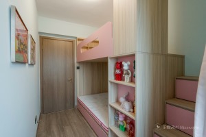 粉色主题儿童房采用上下铺。