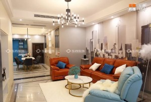 客厅主要是体现出现代风格的简约有层次感，加入了墙布的质感，电视墙也融入了收纳功能显得实用又好看。