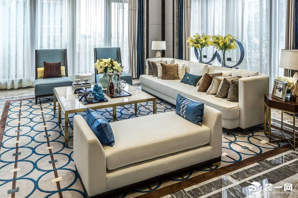 合景天汇广场中式风格案例-客厅效果图。米、蓝色的简约沙发、精致的茶几摆件，与棕蓝相间的地毯相呼应。沙