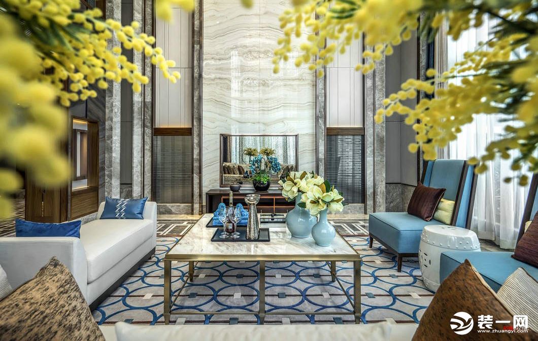 合景天汇广场中式风格案例-客厅效果图。米、蓝色的简约沙发、精致的茶几摆件、再加上淡雅的灯光，使得客厅