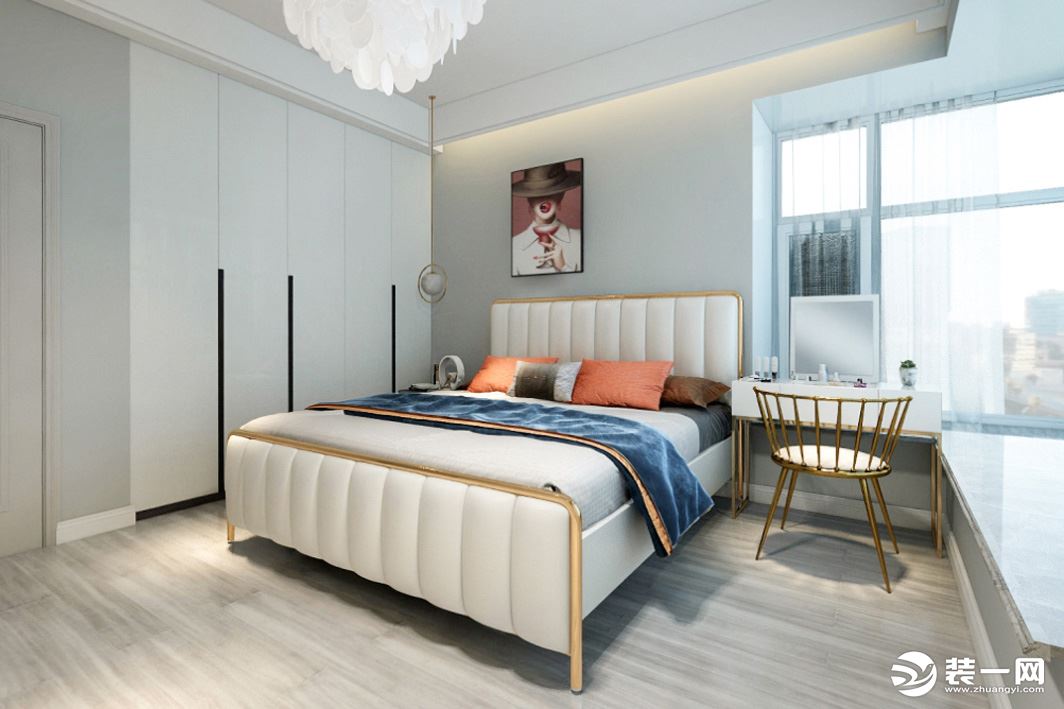 主卧以白色为主色调，搭配金属边框的大床、化妆桌椅，明亮色调的蓝橙撞色床品，给卧室营造一种自然时尚的感