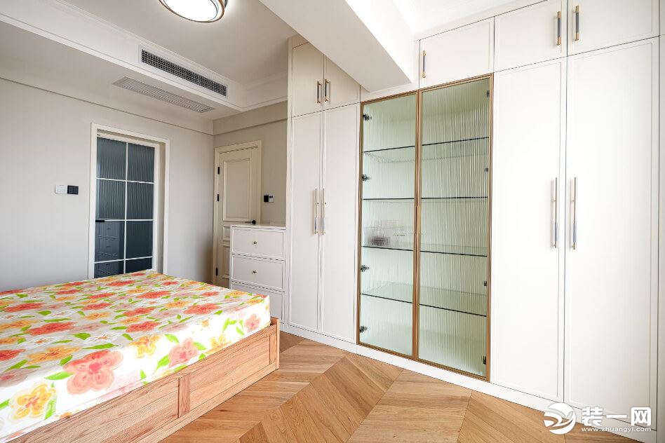定制的衣柜，中间选用透明的玻璃门，让房间多了些精致感和透气感。