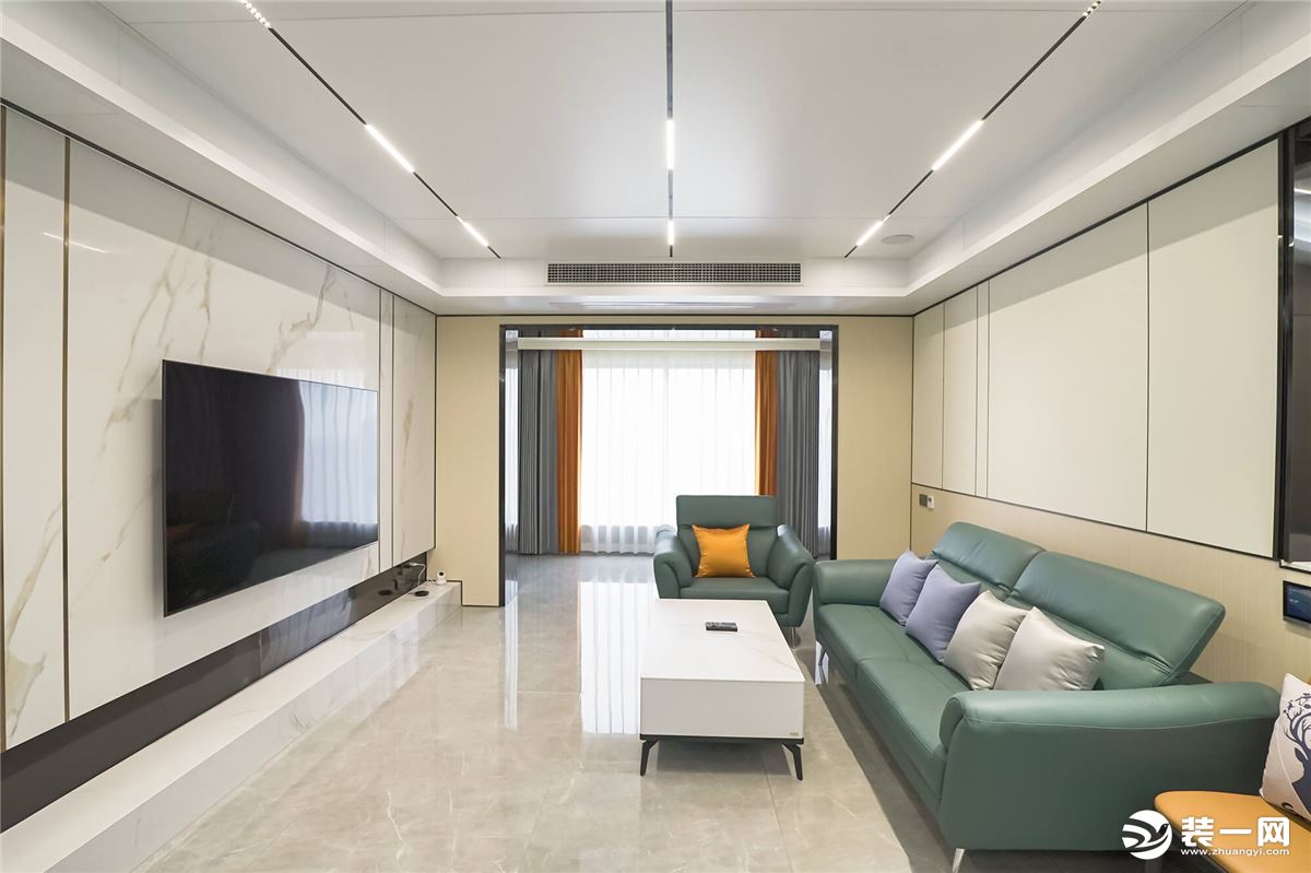 客厅采用无主灯设计，再加上金属线条，增添精致感，整个空间宽阔大气。
