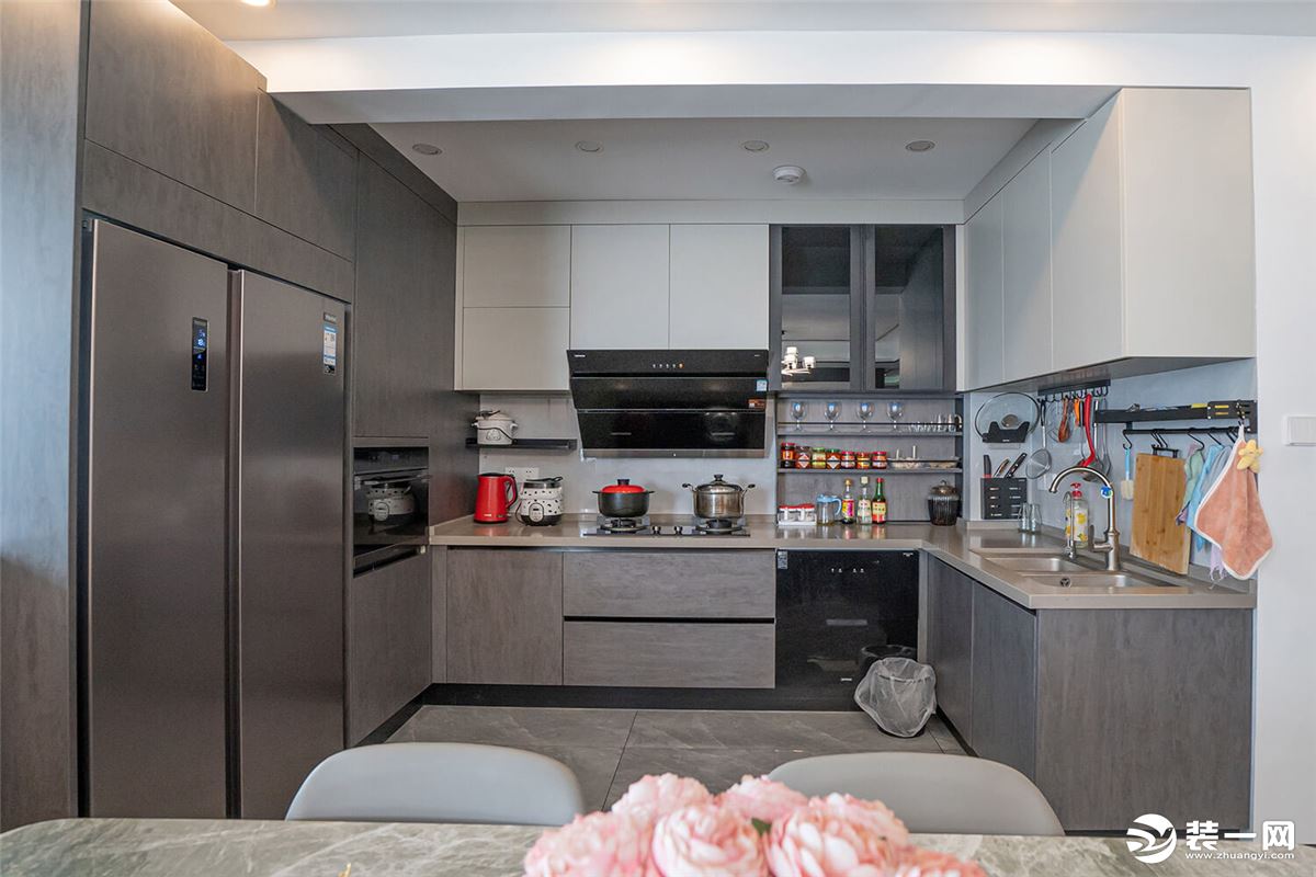 消毒柜、烤箱及冰箱采用嵌入式，尽可能地利用空间做吊柜，厨房将收纳做到了极致。
