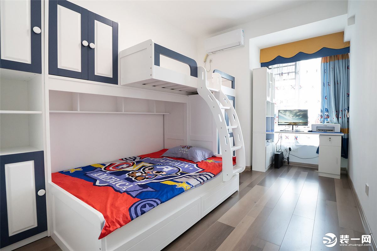 儿童房简单却很有设计感，定制了带衣柜的双层儿童床，增强了收纳功能。