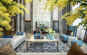 合景天汇广场中式风格案例-客厅效果图。米、蓝色的简约沙发、精致的茶几摆件、再加上淡雅的灯光，使得客厅