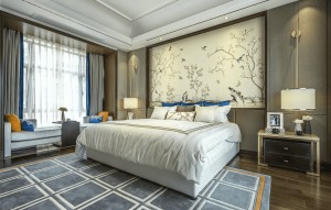 合景天汇广场中式风格案例-卧室效果图。 卧室以米灰色为主，黄、蓝色的枕头来对比，挂画采用古香古色的中