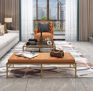 浅灰色的瓷砖搭配格子条纹地毯，增强空间延展性。