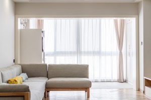淡粉色的窗帘和白色柜子，构成了一个温柔干净的休闲阳台，和客厅保持了整体性。