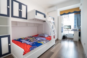 儿童房简单却很有设计感，定制了带衣柜的双层儿童床，增强了收纳功能。