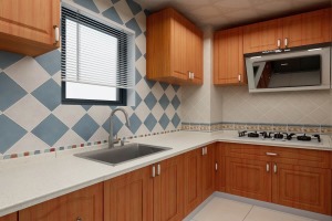 厨房以白色为主色调，棕色的吊柜与橱柜，不仅可以提供日常收纳，还大大提升了空间的美感。