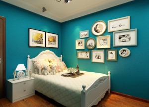 藍色的背景墻搭配淺色系的床、床頭柜、組合掛畫，簡單明快。