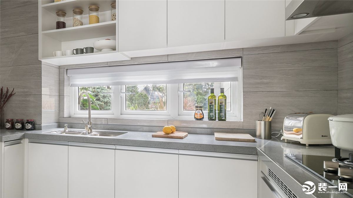 厨房上柜与下柜满足空间收纳功能，灰色石材墙面与实木白色橱柜的设计，诠释现代审美，轻奢简欧，艺术格调。