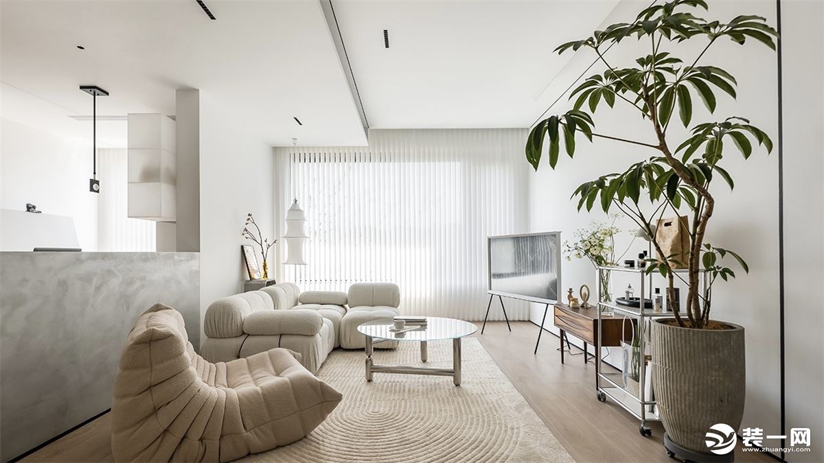 客厅以极简主义的高度理性，减少繁杂的装饰设计。低饱和的咖色揉进白色的基调中