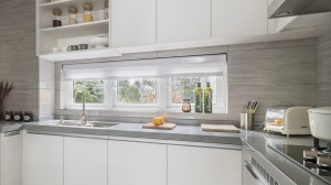 厨房上柜与下柜满足空间收纳功能，灰色石材墙面与实木白色橱柜的设计，诠释现代审美，轻奢简欧，艺术格调。
