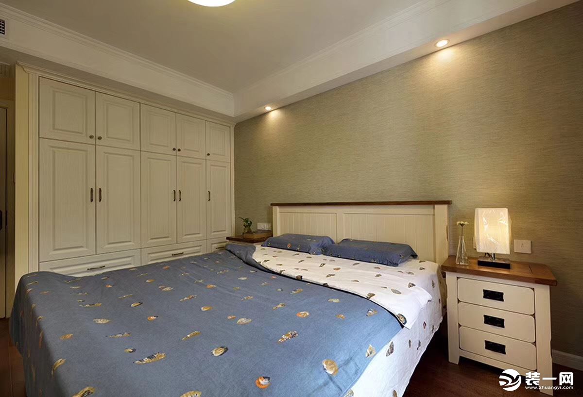 美式风格的卧室通常以功能性和实用舒适度为主要设计理念。非炫目式灯光显得温馨舒适，在饰品配置上也采用成
