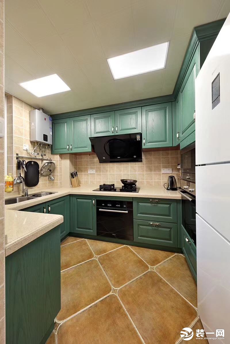 厨房空间宽大，操作方便，且具备功能强大又简单耐用的出具设备，嵌入式的烤箱及洗碗消毒柜。  装饰上，采