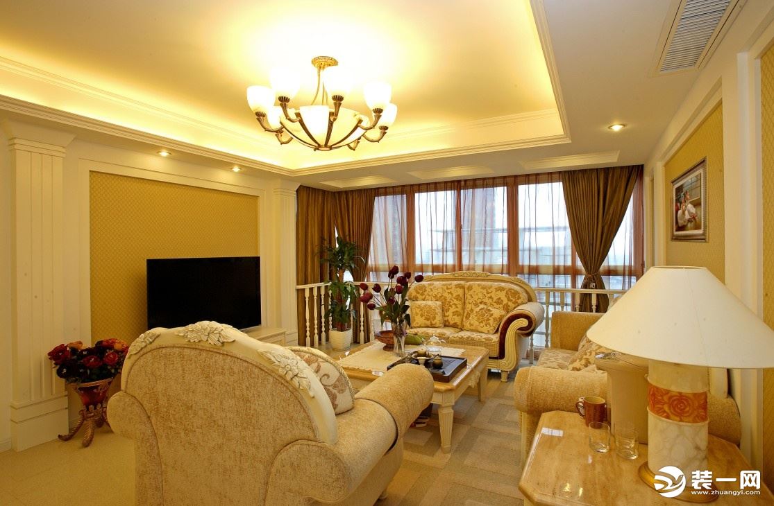 【客厅】线条简洁的欧式沙发展现现代风格，高贵、典雅又不失浪漫气质。