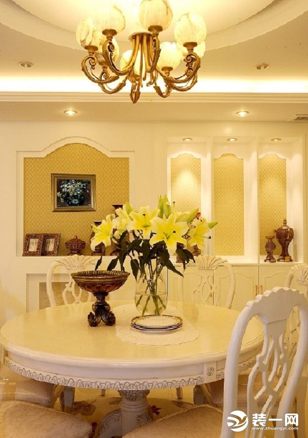 【餐厅】家具的颜色选用白色或流行色，配上合适的灯光及现代化电器。