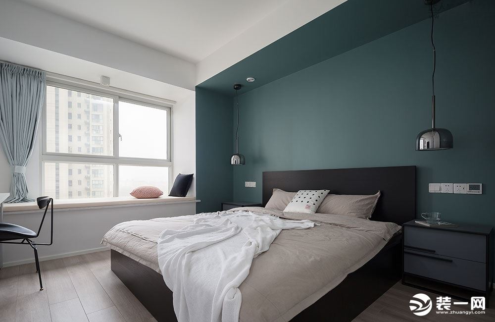 【卧室】采用多种元素进行一个色彩的拼贴，从而使得家居空间显得更有立体感，家居生活环境也变得更为活跃。