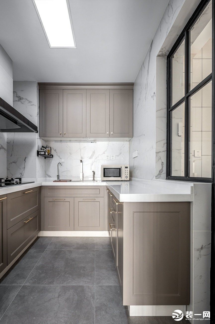 【厨房】厨房的玻璃谷仓门本身就是一大特色，再加上白色墙砖和奶咖橱柜的碰撞。
