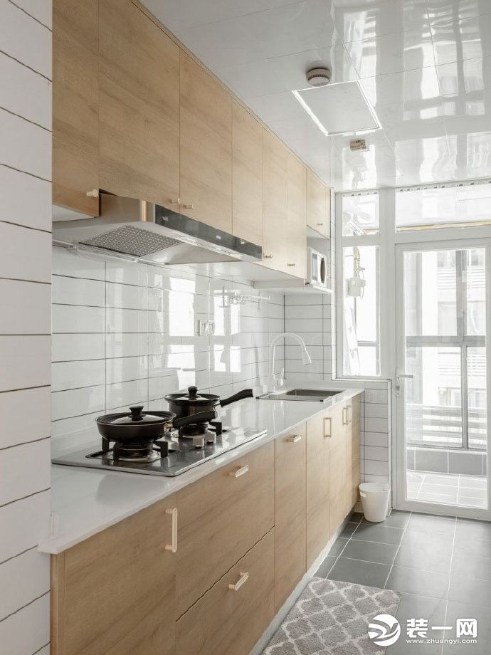 【厨房】考究外型比例适度、空间构造图明白美观，强调外观的明快、简约。