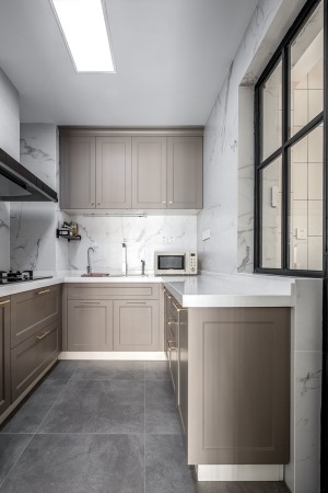 【厨房】厨房的玻璃谷仓门本身就是一大特色，再加上白色墙砖和奶咖橱柜的碰撞。