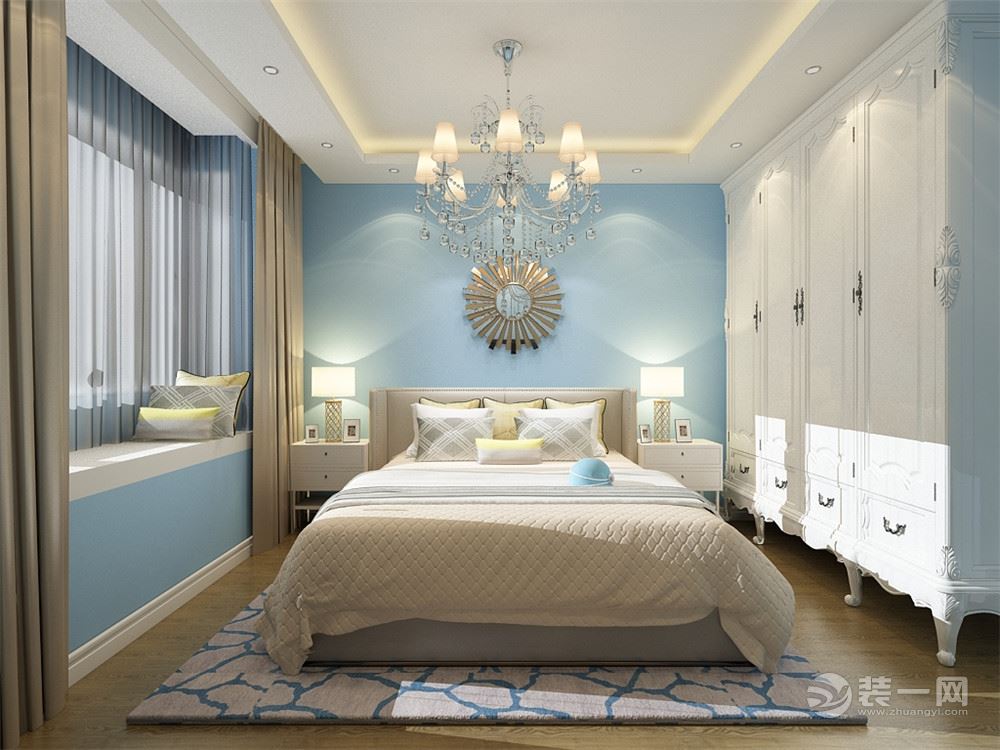 主卧室的风格是欧式田园，墙壁为蓝色纯色壁纸，和客厅的色调相呼应。床为乳白色的，窗帘为暗黄色，纱帘为透
