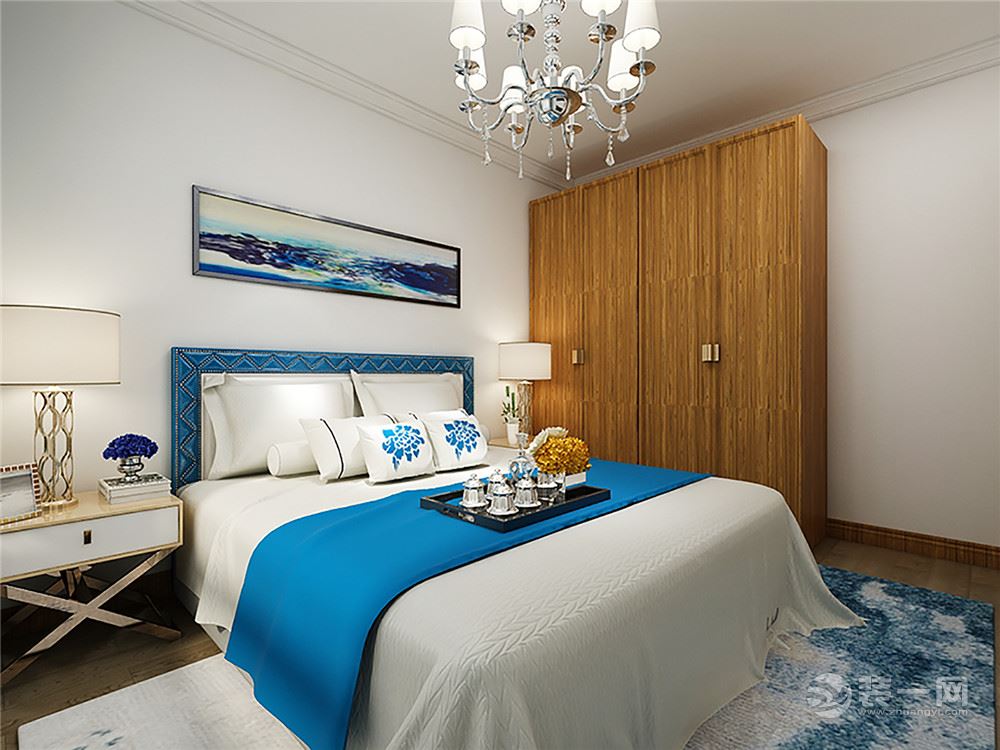 床用稍微深点蓝，地毯比床浅点，窗帘比地毯浅点，这样的设计很有层次感。次卧，整体颜色偏浅点，书桌采用木