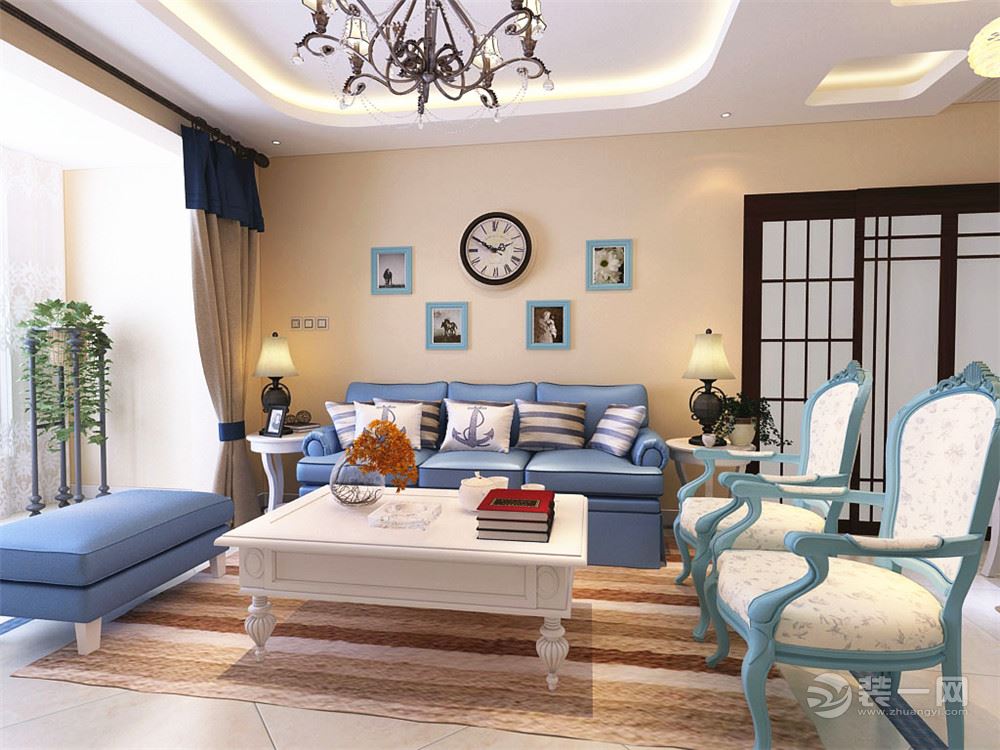  客厅沙发主位为三人位的天蓝色沙发，充满了十足的地中海风味，主位的左手边为一个长方形圆角的沙发踏，右