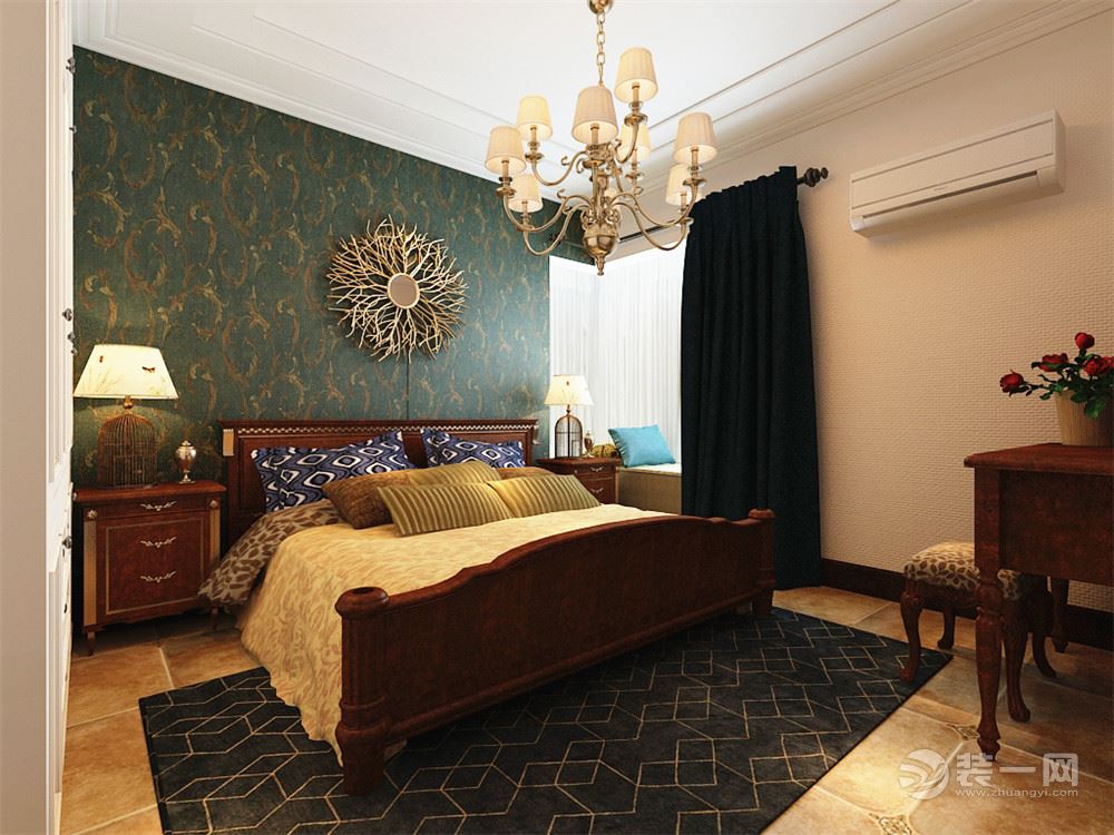 主卧的家具基本上是深木色的，搭配深蓝色的地毯和窗帘
