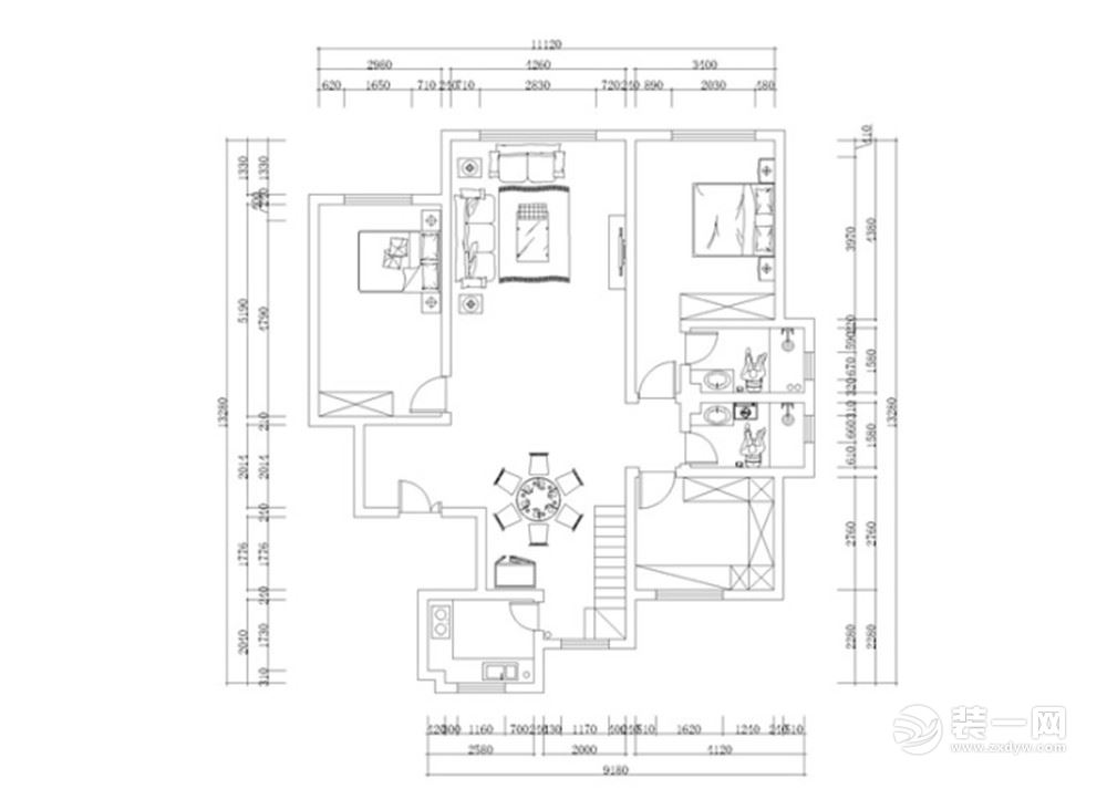 客餐廳的處理上主要靠燈光與軟裝的呼應(yīng)，所有的飾品都具有對比鮮明顏色簡單但沖擊力強的特點