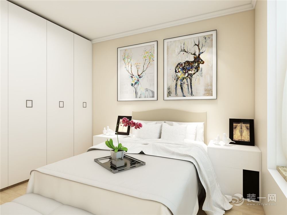  卧室；为了让房高不变，宽敞和不那么压抑用了石膏角线，白色的大衣柜和窗台面是大理石材质，现代的大床和