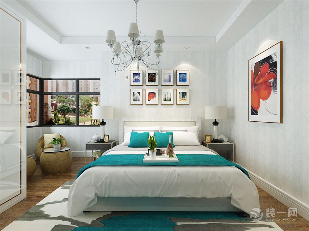  主卧室地面为750*60木地板，白色混油踢脚线，墙面为素色条纹壁纸，吊顶为回字形吊顶，主卧室卫生间