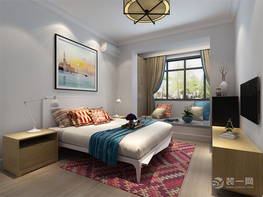 主卧室壁纸用的米黄色，蓝色的床单整体给人温馨的感觉，柔和的色调，不会显得混乱。