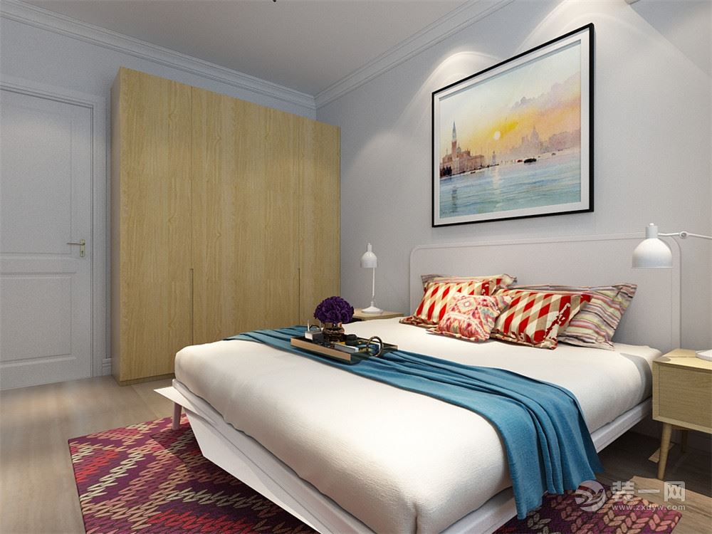主卧室壁纸用的米黄色，蓝色的床单整体给人温馨的感觉，柔和的色调，不会显得混乱。