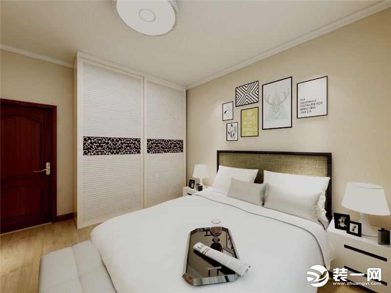 卧室为了让房高不变，宽敞和不那么压抑用了石膏角线，白色的大衣柜