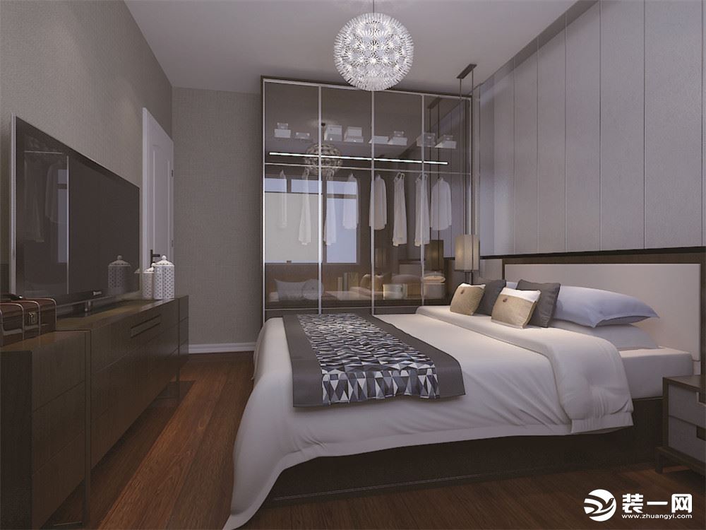 主卧的地面采用实木复合地板铺贴，主卧室的空间比较大，靠近门的位置放置了展示柜子，可用于展示物品，在床