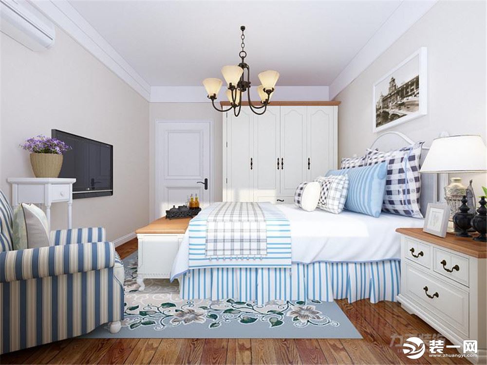 主卧以白色和棕色的美式家具为主，蓝色软装配饰，阳光大金屋内使整体温馨舒适
