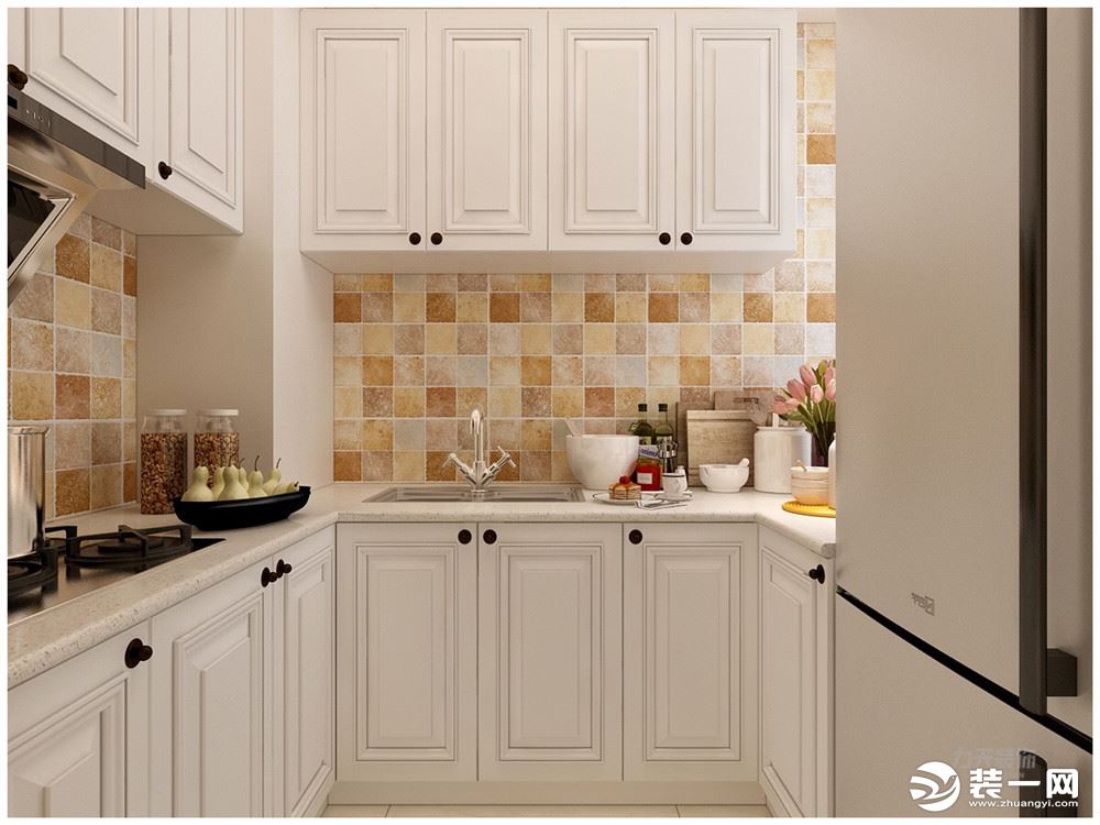 整体橱柜是白色的，墙面砖颜色丰富一些，橱柜是U字型的，进厨房的右侧是个冰箱