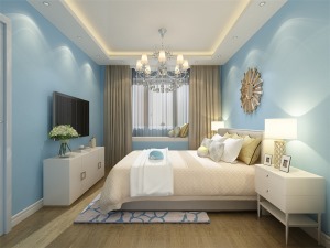 主卧室的风格是欧式田园，墙壁为蓝色纯色壁纸，和客厅的色调相呼应。床为乳白色的，窗帘为暗黄色，纱帘为透