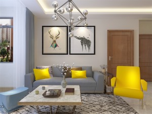 整体是浅色调的现代风格，多以米色为主，门、酒柜和电视柜采用浅棕色，沙发抱枕和椅子用了鲜亮的黄色点缀