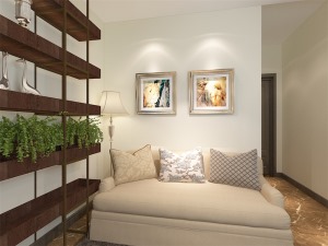 客廳采用雙人沙發溫暖舒適，一整面的置物架增加儲物空間又不沉悶增加空間層次感。