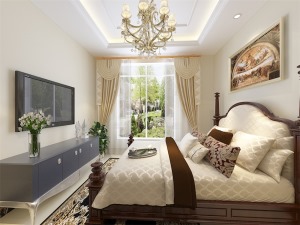 本方案为美式风格，客厅采用了壁纸石膏线圈边的电视背景墙，沙发和装饰物品为深浅搭配