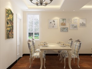 简单文艺的餐桌，座椅采用和沙发同款的条纹布料，墙上搭配简单的现代边框的生活写真，让人静静的享受用餐时
