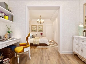 主臥室是歐式的設計，通頂的白色衣柜，咖色花紋壁紙。