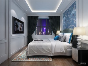 顶面没有做过多的装饰，简单的石膏线造型。次卧室的床头部分贴了蓝色碎花壁纸，自然而浪漫。