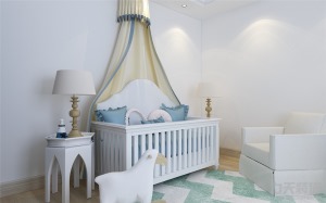 次卧儿童房则以白色为主，白色的婴儿床和两旁的床头柜遥相辉映，薄荷绿和白色相间的地毯使整个空间活泼起来