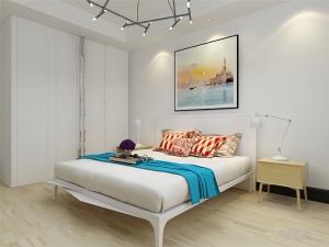 采用实木地板，多功能衣柜，吊灯与背景墙相呼应，软装多用暖色搭配。